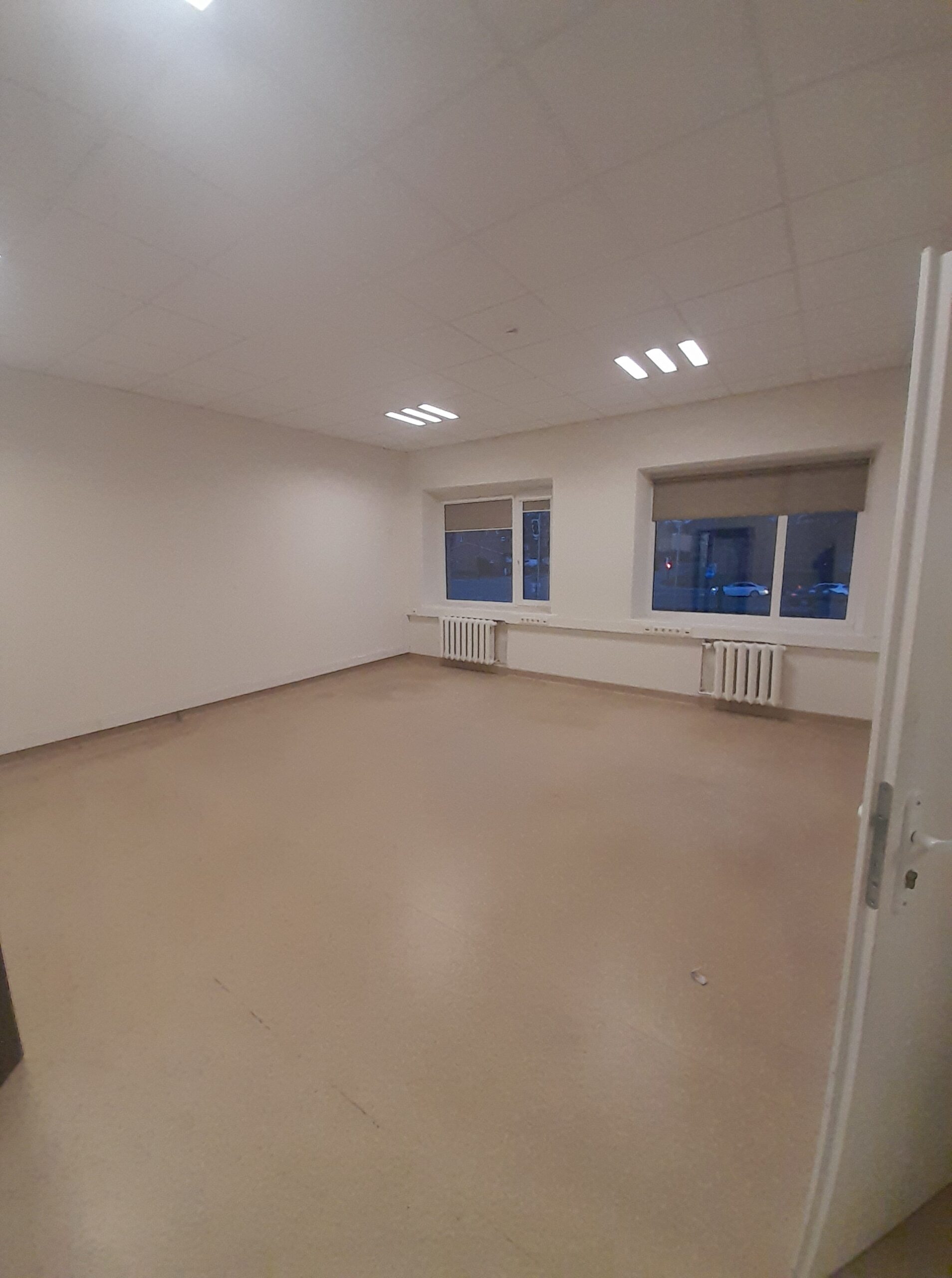 Išnuomojamos 37 kv.m. Patalpos su kriaukle Centre. Patalpos tinka, masažo, grožio ar ofiso veiklai. Antras aukštas