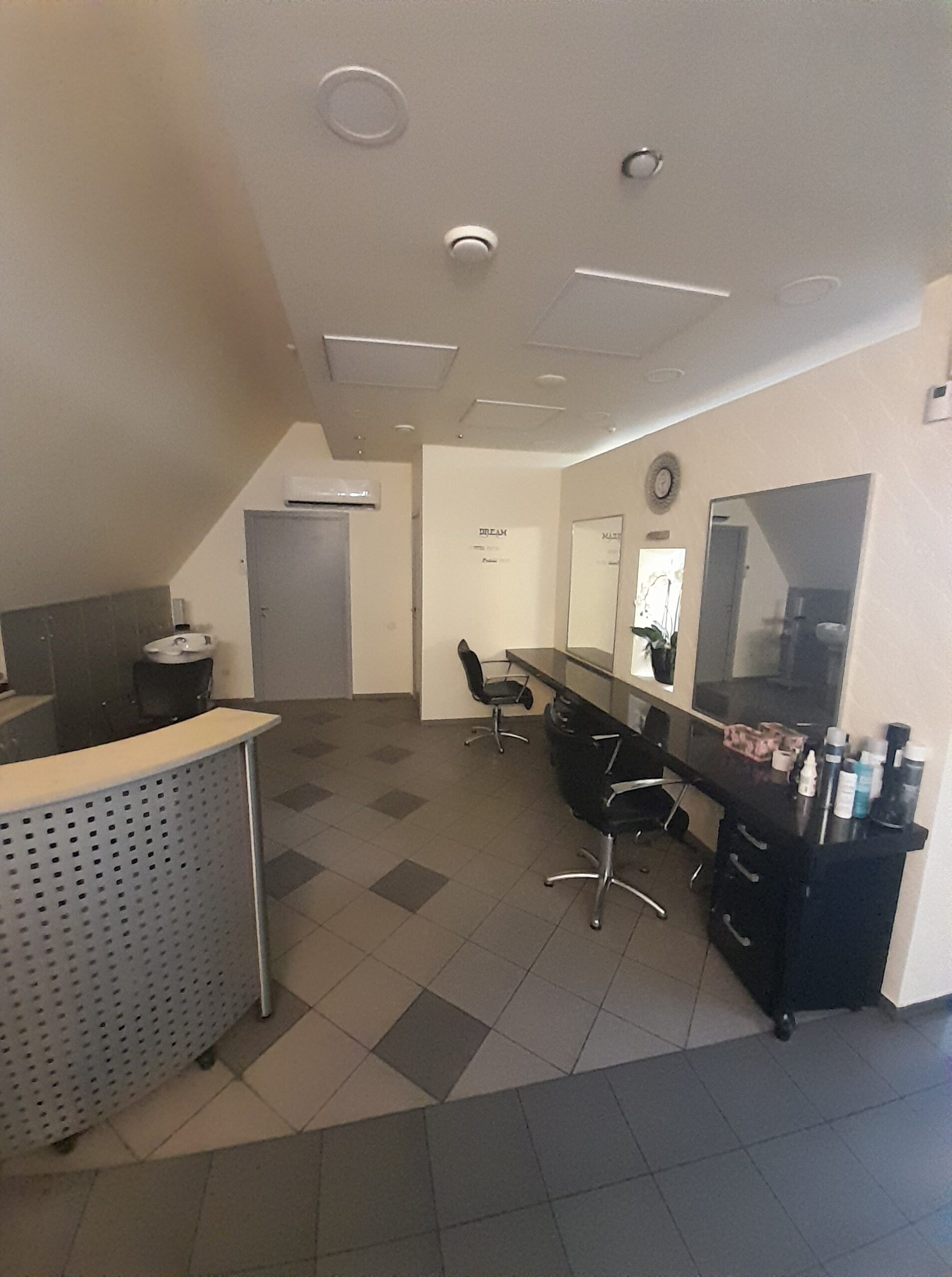 Išnuomojamos darbo vietos Kirpėjoms – Kirpėjams.