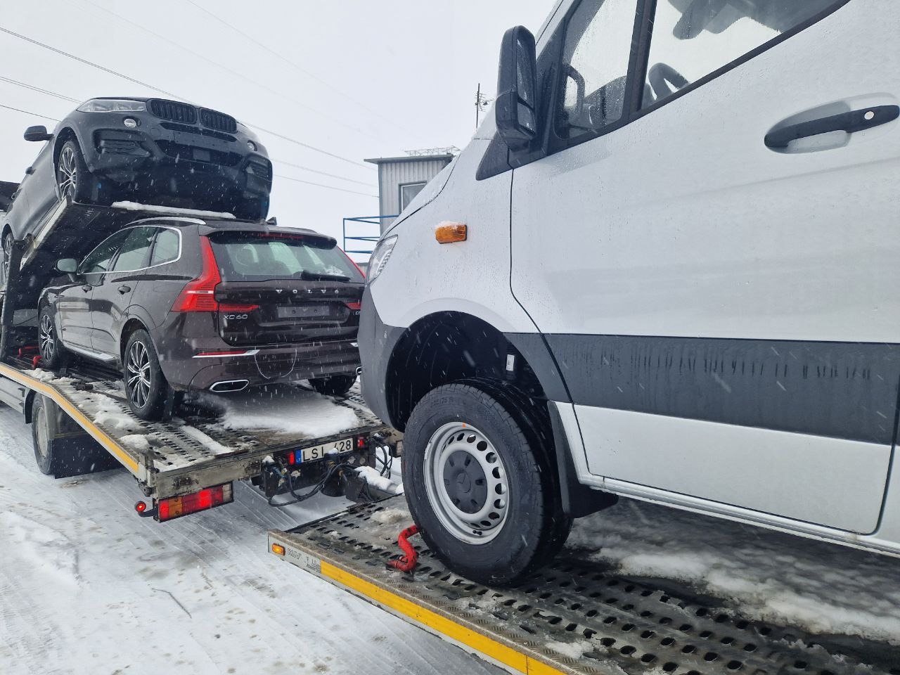 Automobilių transportavimas tralas visoje Europoje
