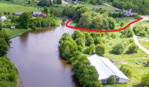 Parduodamas vandens pakrantėje 122a sklypas su mūriniu 849 m2 ploto pastatu ir pakrantės mišku šalia Vilniaus
